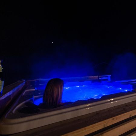 Arctic Lodge Tromvik With Jacuzzi Тромсё Экстерьер фото