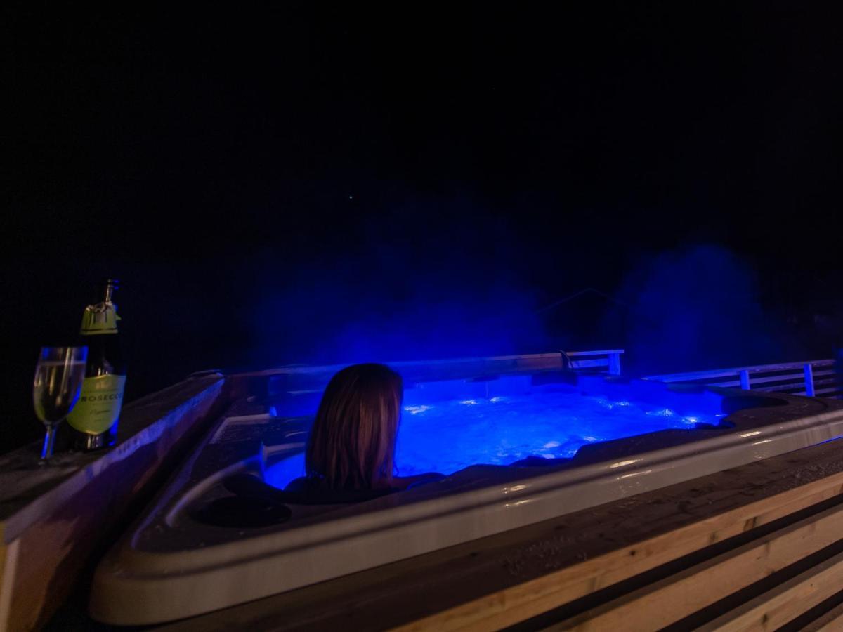 Arctic Lodge Tromvik With Jacuzzi Тромсё Экстерьер фото